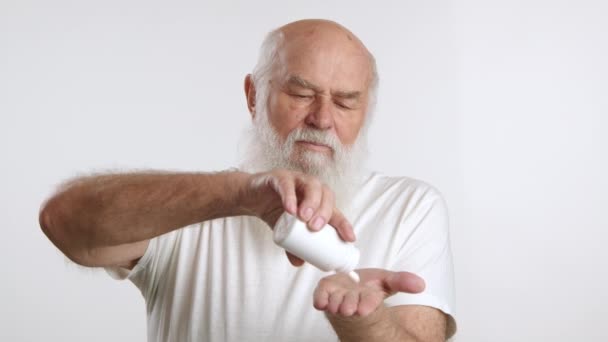 Starszy Mężczyzna Wlewa Ręki Wiele Tabletek Słoika Wskazuje Potrzebę Stosowania — Wideo stockowe