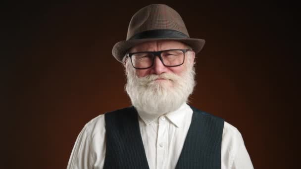 Anziano Composto Con Barba Bianca Gli Occhiali Deciso Cenno Disapprovazione — Video Stock