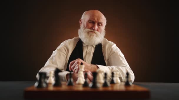 Старший Белой Бородой Белой Рубашке Черном Жилете Уверенно Захватывает Шахматную — стоковое видео