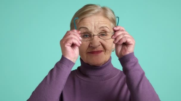 Porträt Einer Fröhlichen Seniorin Mit Blonden Kurzen Haaren Hellem Lippenstift — Stockvideo