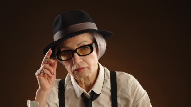 Starsza Kobieta Ostrym Spojrzeniu Zdejmuje Okulary Odsłaniając Bystre Oczy Gotowa — Wideo stockowe