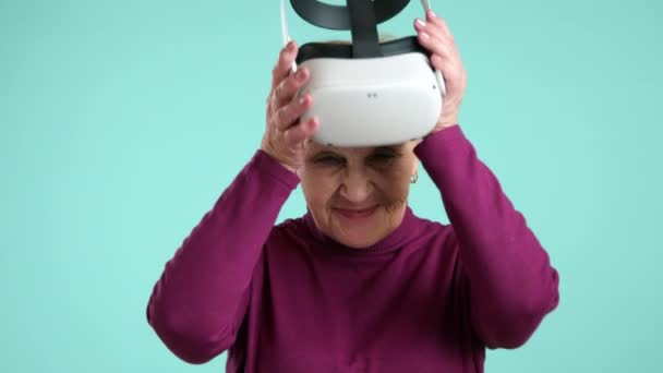 Donna Anziana Impressionata Con Capelli Corti Biondi Trucco Leggero Dolcevita — Video Stock