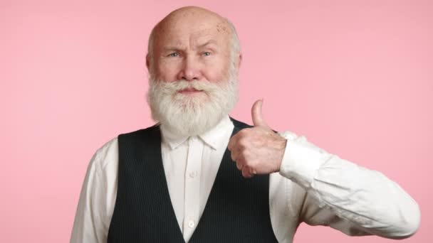 Веселий Літній Чоловік Повною Білою Бородою Дає Великий Знак Його — стокове відео