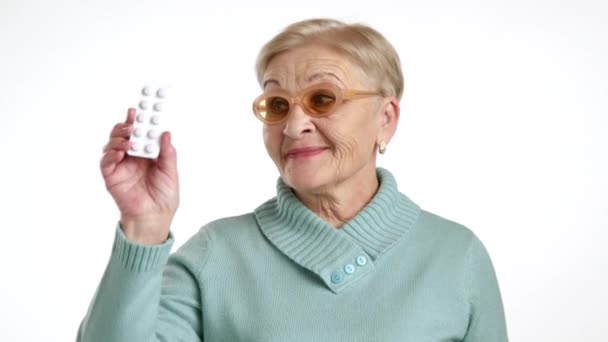 Αστεία Γυναίκα Συνταξιούχος Γυαλιά Κοντά Μαλλιά Ροζ Κραγιόν Μπλε Πουλόβερ — Αρχείο Βίντεο