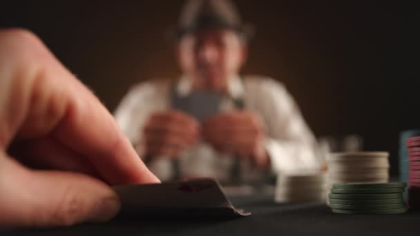Poker Gra Dłoń Pierwszym Planie Podnosi Karty Ujawniając Dwa Asy — Wideo stockowe