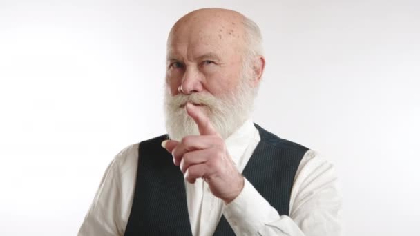 Очаровательный Пожилой Человек Белой Бородой Игриво Подмигивающий Теплой Улыбкой Одетый — стоковое видео
