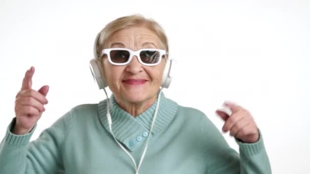 Yaşlarında Beyaz Kulaklıkla Müzik Dinleyen Beyaz Çerçeveli Güneş Gözlüğü Takan — Stok video