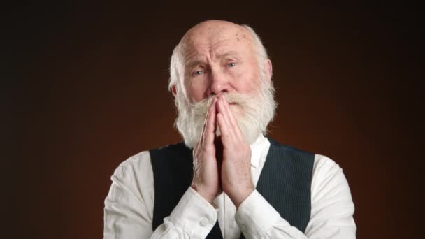 Starszy Mężczyzna Nieskazitelną Białą Brodą Stoi Rękami Zaciśniętymi Cichej Modlitwie — Wideo stockowe