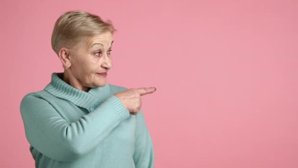 스웨터 우아한 즐거운 여자를 배경에 자신감 측면에 그녀의 손가락을 가리키는 — 비디오