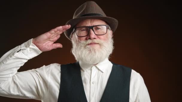 Starszy Mężczyzna Okularach Pokazuje Zabawny Salut Ręką Jego Żywy Urok — Wideo stockowe