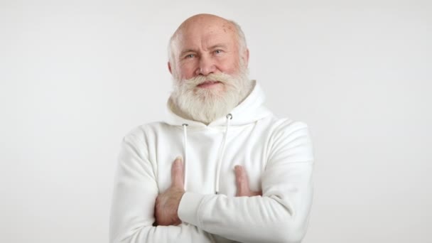 Счастливый Пожилой Человек Белой Толстовке Яркой Улыбкой Скрещивая Руки Груди — стоковое видео
