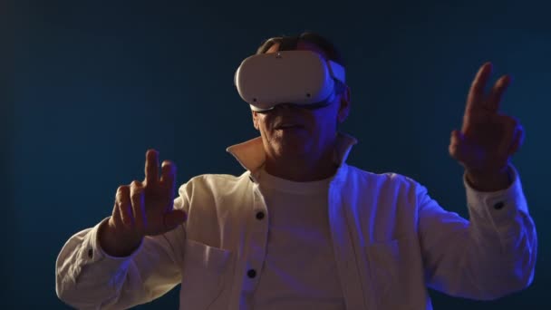 Älterer Mann Erkundet Freudig Die Virtuelle Welt Einer Virtual Reality — Stockvideo
