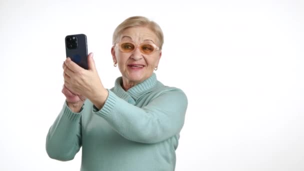 Divertido Pensionista Delgada Bien Parecido Con Luz Maquillaje Suéter Azul — Vídeo de stock