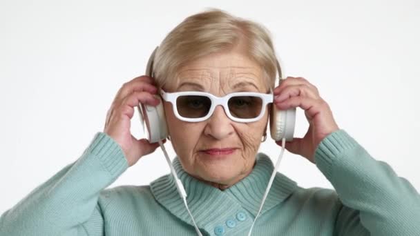 Bunicuță Elegantă Ani Păr Scurt Blond Riduri Profunde Picioare Ascultând — Videoclip de stoc