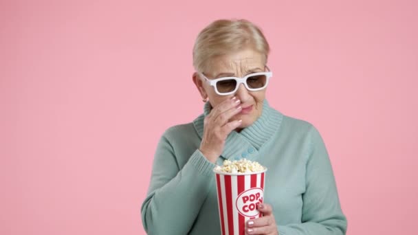 Starsza Pani Blond Krótkimi Włosami Białych Okularach Stojąca Nad Różowym — Wideo stockowe