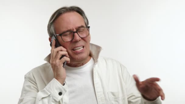 Uomo Anziano Con Gli Occhiali Appare Profondamente Concentrato Mentre Comunica — Video Stock