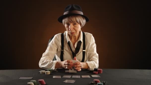 Uma Mulher Sênior Focada Confiantemente Coloca Sua Aposta Jogo Poker — Vídeo de Stock