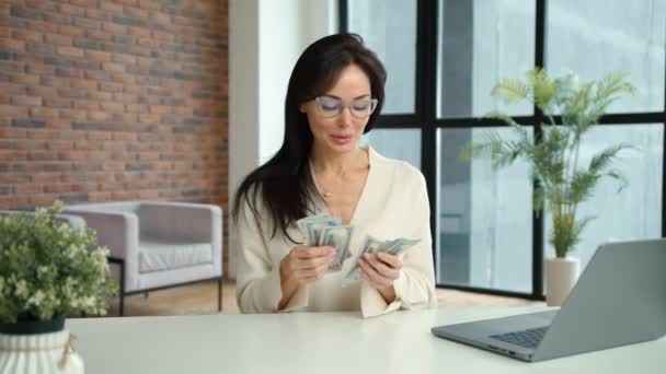 Bir Kadını Kazandıklarını Gülümseyerek Sayar Parayı Sıkı Sıkı Tutar Bir — Stok video