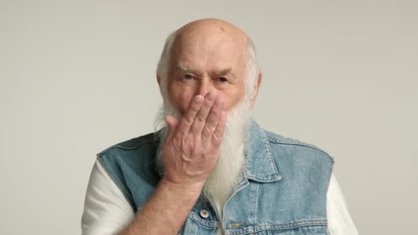 완전한 수염을 따뜻하고 친절한 노인은 시청자를 부드러운 키스를 조끼를 중립적인 — 비디오