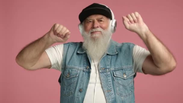 Енергійний Літній Чоловік Повною Бородою Святкує Життя Танцює Навушниками Одягнений — стокове відео