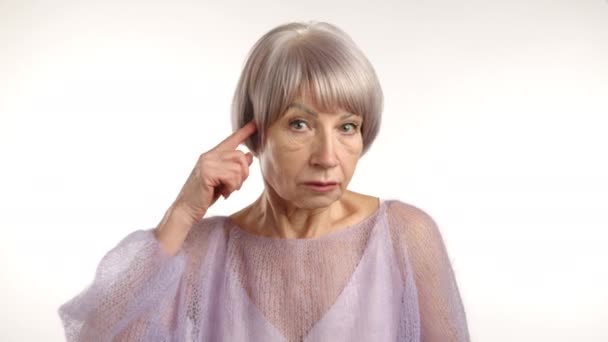 高清老年妇女头对头的迷惑的老年妇女的手势 象征着混乱或记忆力丧失 与高清的白色背景相对照 — 图库视频影像