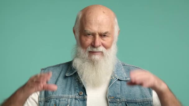 Ένας Ηλικιωμένος Άνδρας Λευκή Γενειάδα Χειρονομεί Περιφρονητικά Υποδεικνύοντας Αδιαφορία Σαρκασμό — Αρχείο Βίντεο