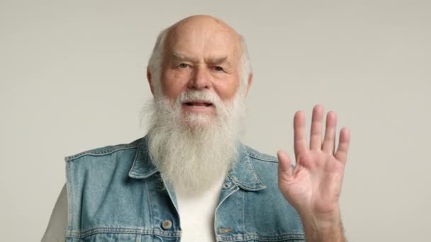 Веселий Літній Чоловік Білою Бородою Вітається Ручною Хвилею Одягнений Джинсовий — стокове відео