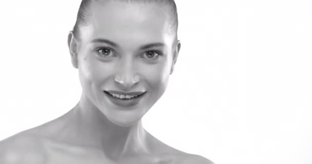 Imagem Monocromática Uma Mulher Alegre Sorrindo Amplamente Seus Olhos Brilhantes — Vídeo de Stock