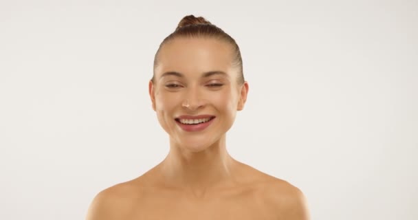 Μια Γυναίκα Ένα Εκθαμβωτικό Υγιές Χαμόγελο Παρουσιάζει Ένα Κοντινό Πλάνο — Αρχείο Βίντεο