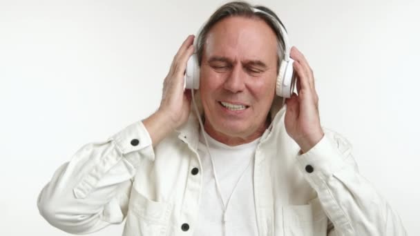 Anciano Extático Sumerge Plenamente Ritmo Vistiendo Auriculares Cantando Voz Alta — Vídeos de Stock