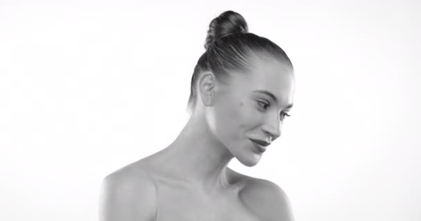 Monochromatický Obraz Krásného Modelu Profesionálně Naneseným Make Upem Dokonalou Pletí — Stock video