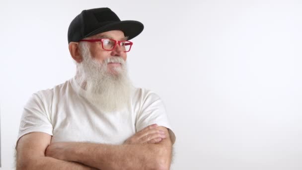 一个长大成人 留着白胡子 戴着红色眼镜 对着一个空白的地方做手势 非常适合你的广告内容 8K照相机 — 图库视频影像
