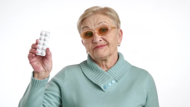Όμορφη Καλοφτιαγμένη Γιαγιά Ετών Γυαλιά Μπλε Πουλόβερ Που Κρατάει Χάπια — Αρχείο Βίντεο