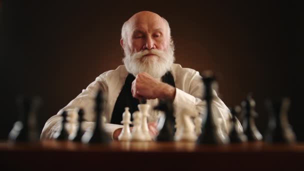 Zamyšlený Starší Šachista Zamyslí Než Udělá Strategický Rytířský Tah Zajme — Stock video