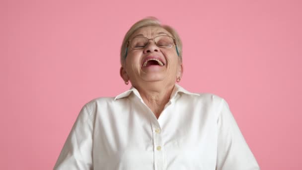 Pozytywna Wesoła Zadbana Starsza Pani Białej Koszuli Okulary Śmiejące Się — Wideo stockowe