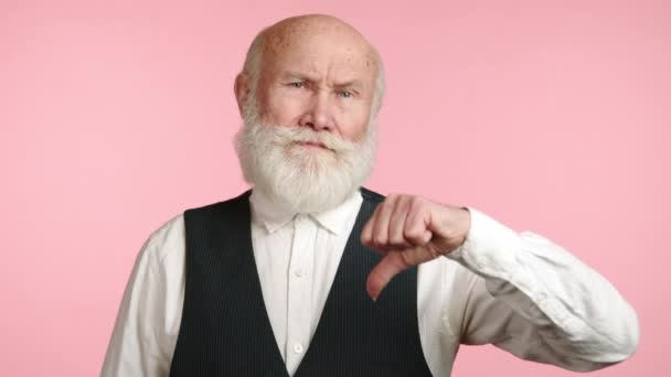 Starší Muž Bílé Košili Černé Vestě Vyjadřuje Změnu Názoru Souhlasu — Stock video
