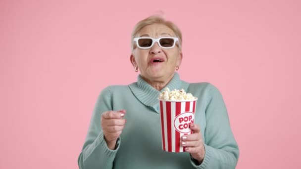 Charismatische Blonde Dame Von Jahren Weißumrandeter Brille Die Vor Rosa — Stockvideo