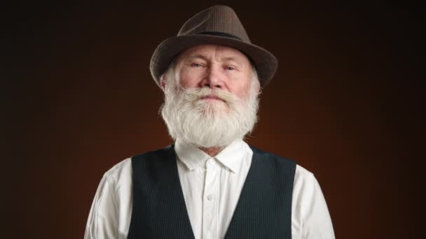Kareli Şapka Takan Yaşlı Bir Adam Sıcak Turuncu Bir Arka — Stok video