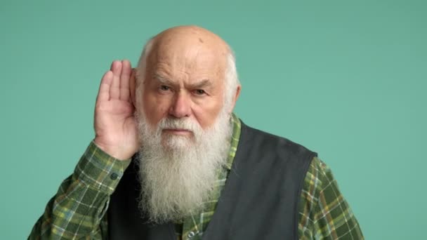 Seorang Pria Senior Yang Penuh Perhatian Meletakkan Tangannya Telinganya Untuk — Stok Video