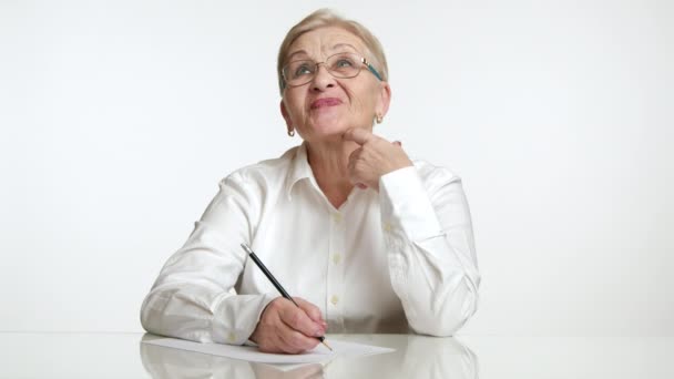 Ευτυχισμένος Αρκετά Έξυπνος Κομψό Ηλικιωμένη Κυρία Γυαλιά Λευκό Πουκάμισο Κάθεται — Αρχείο Βίντεο