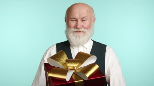 Uomo Anziano Gioioso Con Barba Bianca Tiene Una Grande Scatola — Video Stock