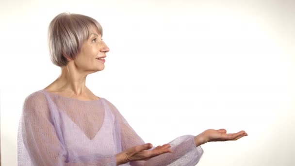 Eine Erwachsene Frau Einem Purpurfarbenen Outfit Lächelnd Gestikulierend Mit Den — Stockvideo