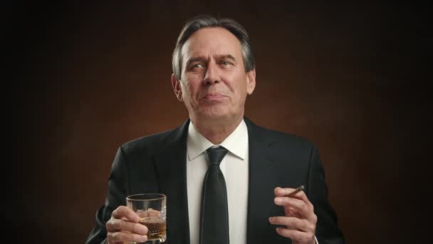 Vynikající Zralý Obchodník Černém Obleku Odpočine Kvalitním Doutníkem Sklenicí Whisky — Stock video