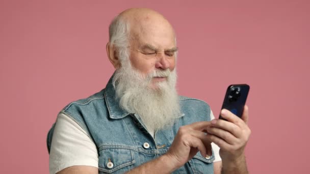 Hombre Mayor Con Una Larga Barba Blanca Disfruta Usando Teléfono — Vídeo de stock