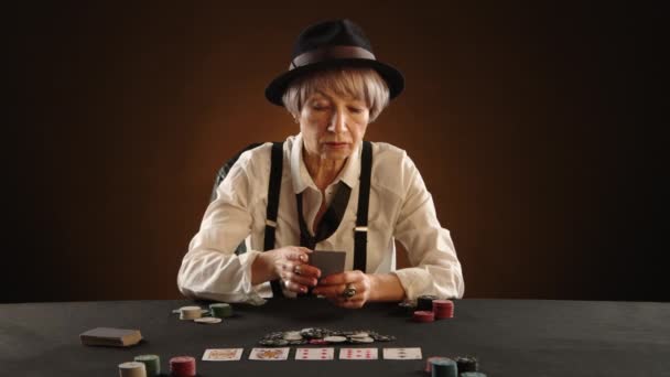 一名身穿黑社会服装的65岁妇女调整领带 露出了她的扑克手 展示了胜利的组合和虚张声势 8K照相机 — 图库视频影像