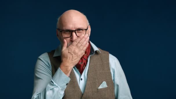 Karismatisk Äldre Man Med Vitt Skägg Och Glasögon Klädd Smart — Stockvideo