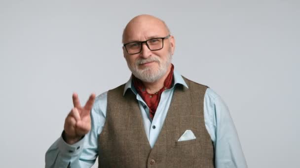 Joyful Elderly Man Full Beard Glasses Makes Peace Sign Enthusiasm — Stock Video