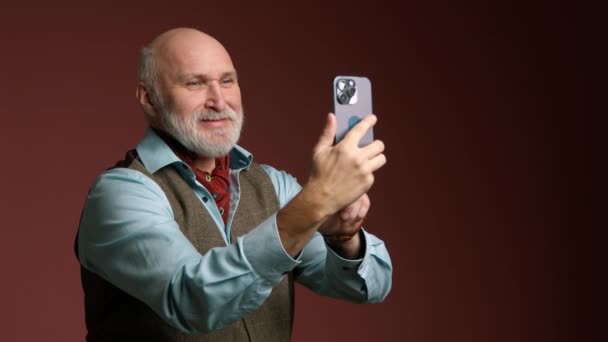 Wybitny Człowiek Pokazuje Zabawny Krążek Podczas Robienia Selfie Swoim Smartfonie — Wideo stockowe