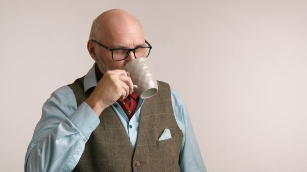 Zamyšlený Starší Muž Který Vychutnává Šálek Kávy Zamyšleně Dívá Hodinky — Stock video