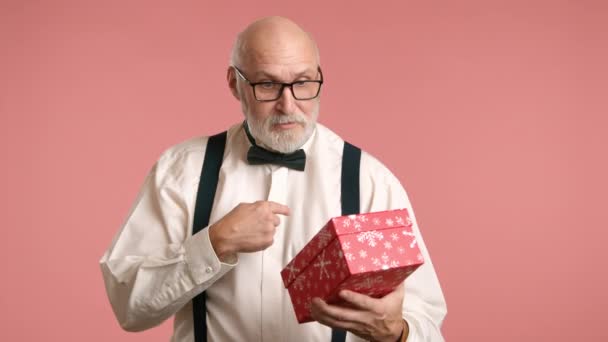 Мить Приємного Сюрпризу Чоловік Офіційному Вбранні Підтяжками Відкриває Червону Подарункову — стокове відео